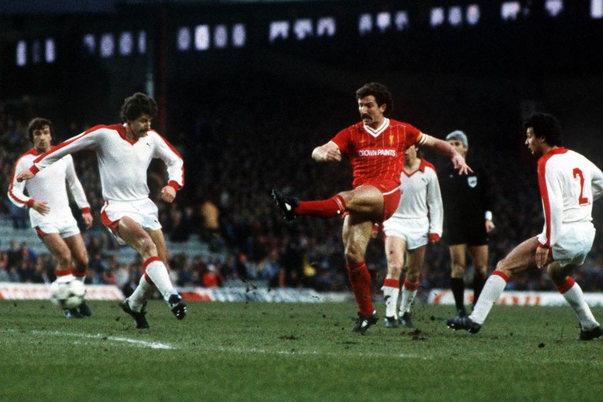 Dezvăluiri după 36 de ani de la Dinamo - Liverpool » Clipe de coșmar pentru englezi la București: „Soldaţii şi poliţiştii români ne făceau semne că ne taie gâtul!”