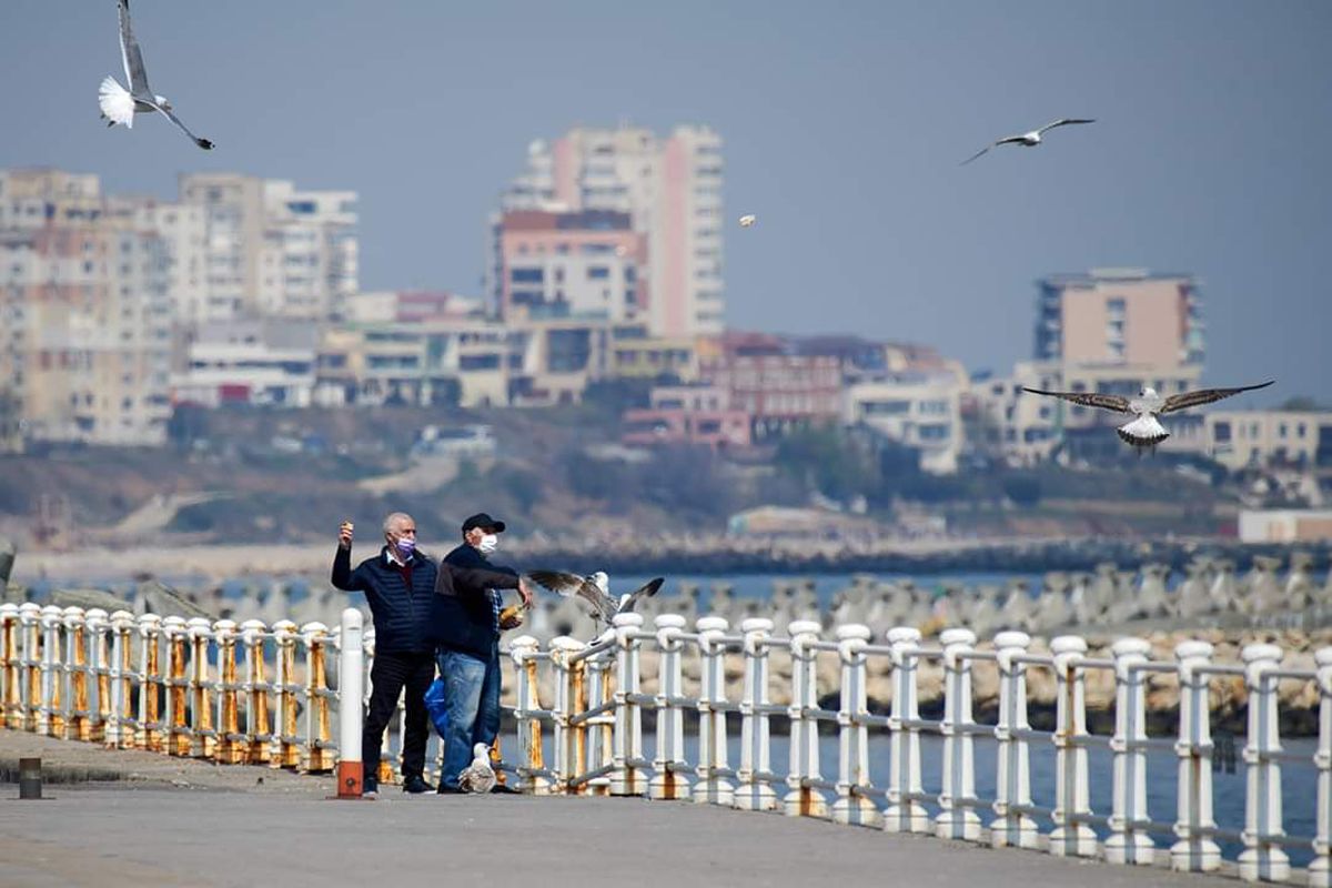GALERIE FOTO La mare, la soare, cu mască, fără mască » Fotoreportaj GSP: am fost să vedem cum arată un weekend senin pe Litoral în „era COVID-19”