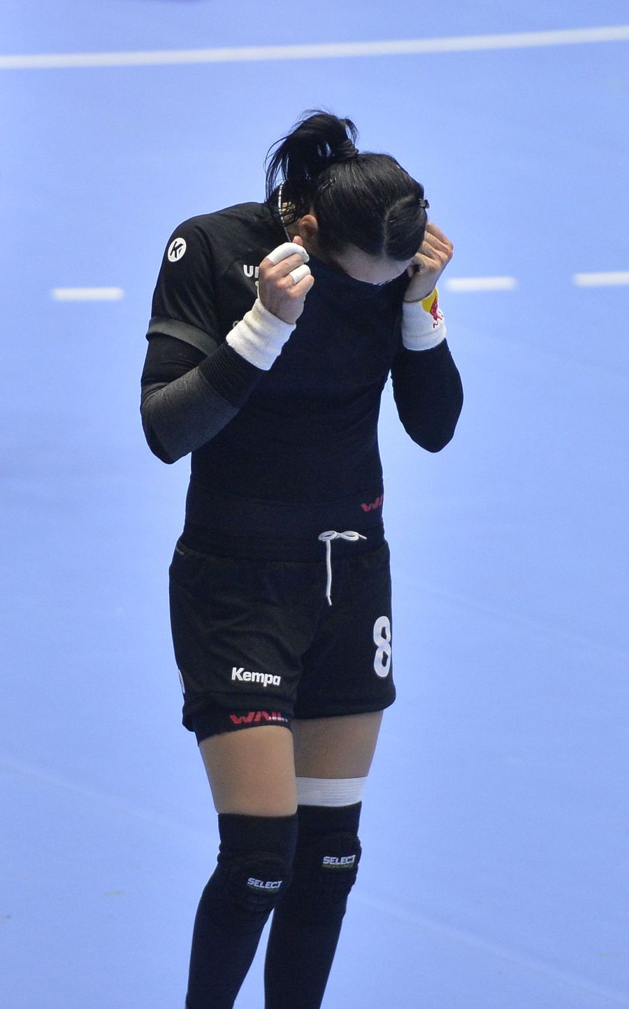 Cristina Neagu își ascunde dezamăgirea ratării calificării în tricoul de joc FOTO Cristi Preda Cristina Neagu își ascunde dezamăgirea ratării calificării în tricoul de joc FOTO Cristi Preda