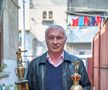 Ilie Dragomir pozând în curtea din Ferentari cu două dintre cele mai dragi cupe ale sale