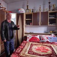 Ilie Dragomir doarme într-un dormitor plin de igrasie. Când plouă afară, tavanul se udă în multe porțiuni