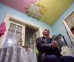 Ilie Dragomir doarme într-un dormitor plin de igrasie. Când plouă afară, tavanul se udă în multe porțiuni