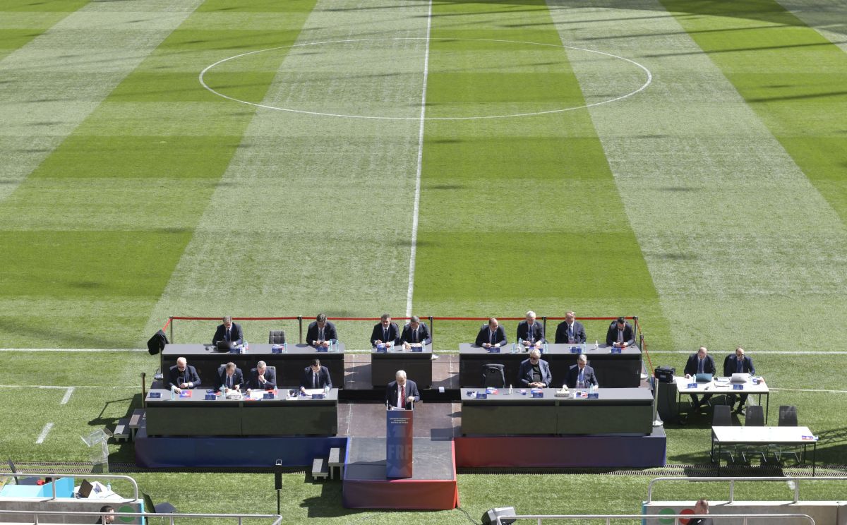 Răzvan Burleanu a marcat cu poarta goală » Ales în unanimitate pentru al 3-lea mandat la FRF: 272 de voturi pentru, zero împotrivă, zero abțineri!