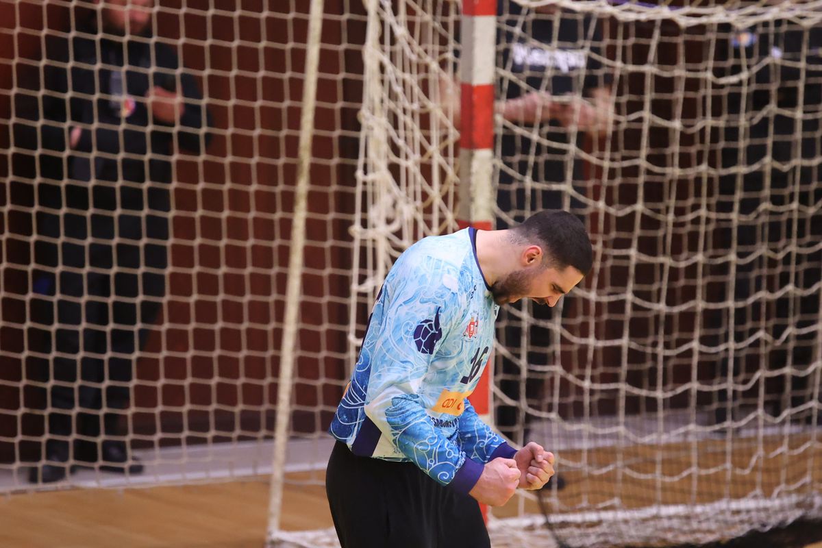 Surpriza sezonului în handbalul românesc: Dinamo, eliminată în „sferturile” Cupei României » Gestul lui Xavi Pascual din final