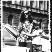 Mihai Stoica alături de mama lui, în Cehoslovacia