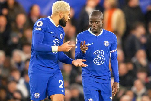 N'Golo Kante, în dreapta, se consultă cu Reece James // foto: Imago Images