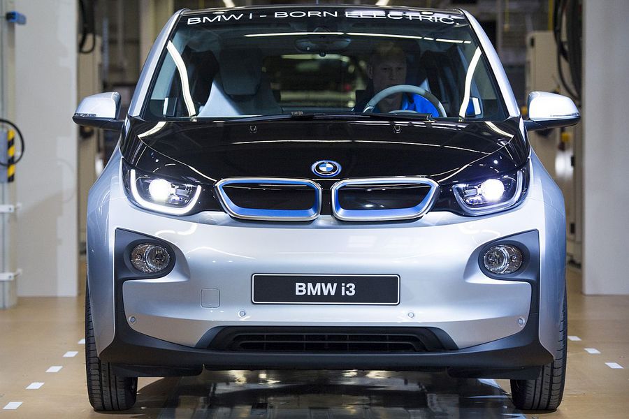 BMW a vândut un număr record de mașini electrice, deși rivali ca Mercedes sau Volkswagen stagnează