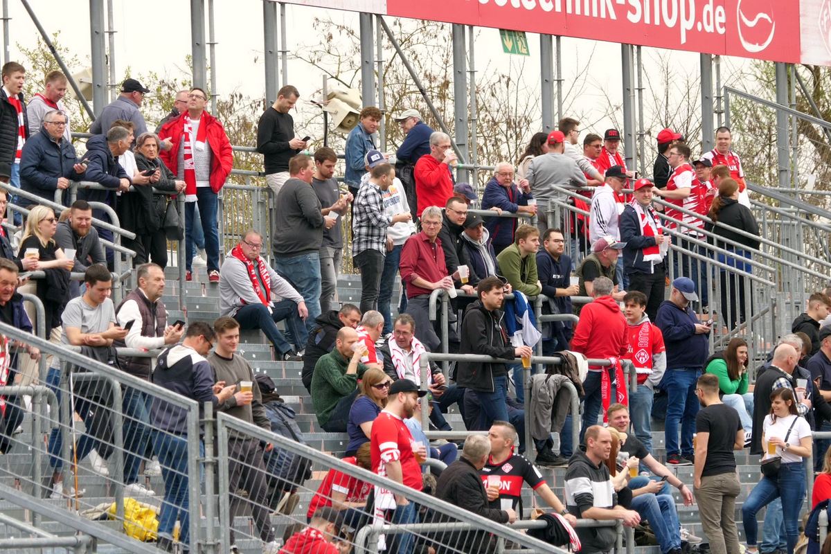 Ce a văzut echipa GSP la un meci de Liga 4 din Germania: mai mulți spectatori ca-n Superliga, cozi imense la bere și cârnați, ultrași înfierbântați!