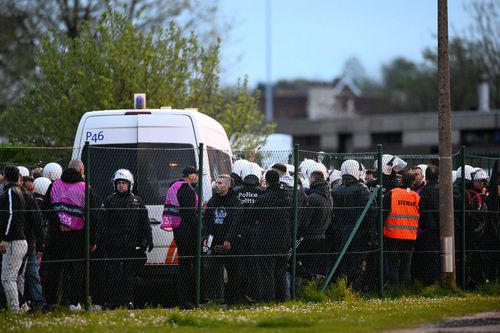 Fanii lui PAOK s-au ciocnit cu poliția belgană la porțile stadionului / Foto: Imago
