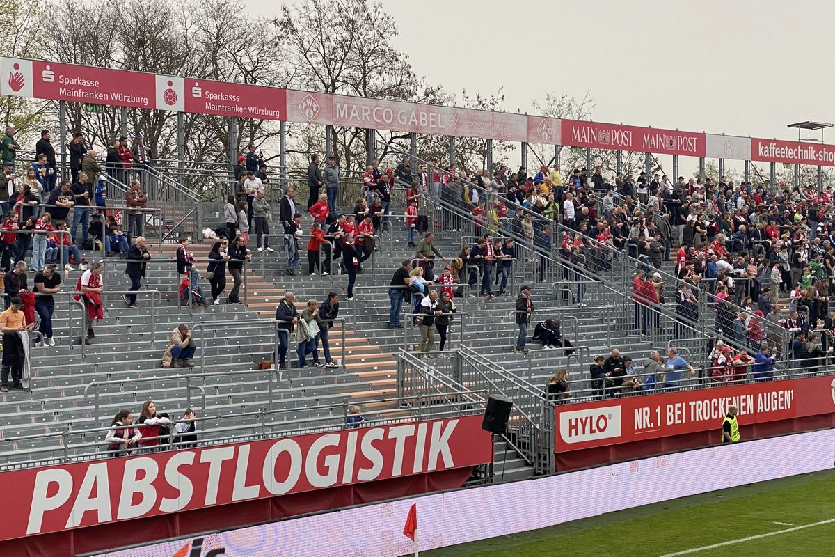 Ce a văzut echipa GSP la un meci de Liga 4 din Germania: mai mulți spectatori ca-n Superliga, cozi imense la bere și cârnați, ultrași înfierbântați!