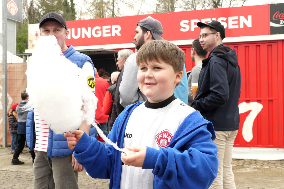 Ce a văzut echipa GSP la un meci de Liga 4 din Germania: mai mulți spectatori ca-n Superliga, cozi imense la bere și cârnați, ultrași înfierbântați!