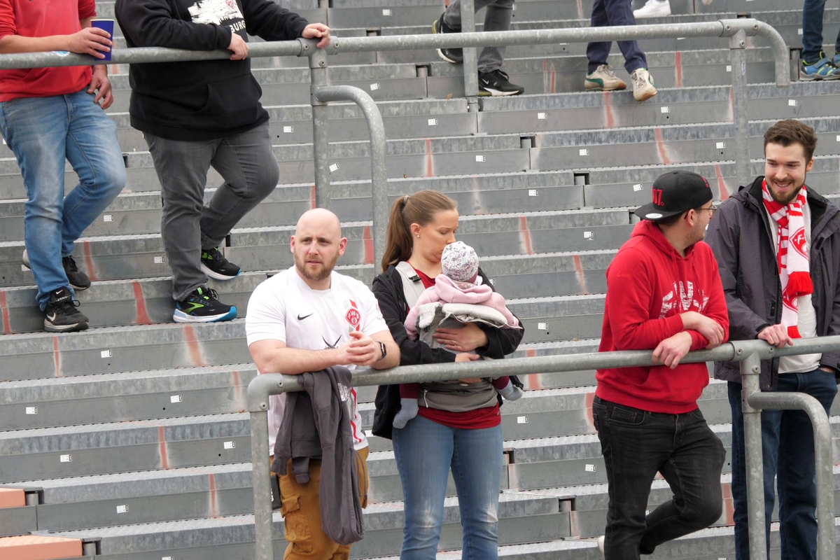 Ce a văzut echipa GSP la un meci de Liga 4 din Germania: mai mulți spectatori ca-n Superliga, cozi imense la bere și cârnați, ultrași înfierbântați!