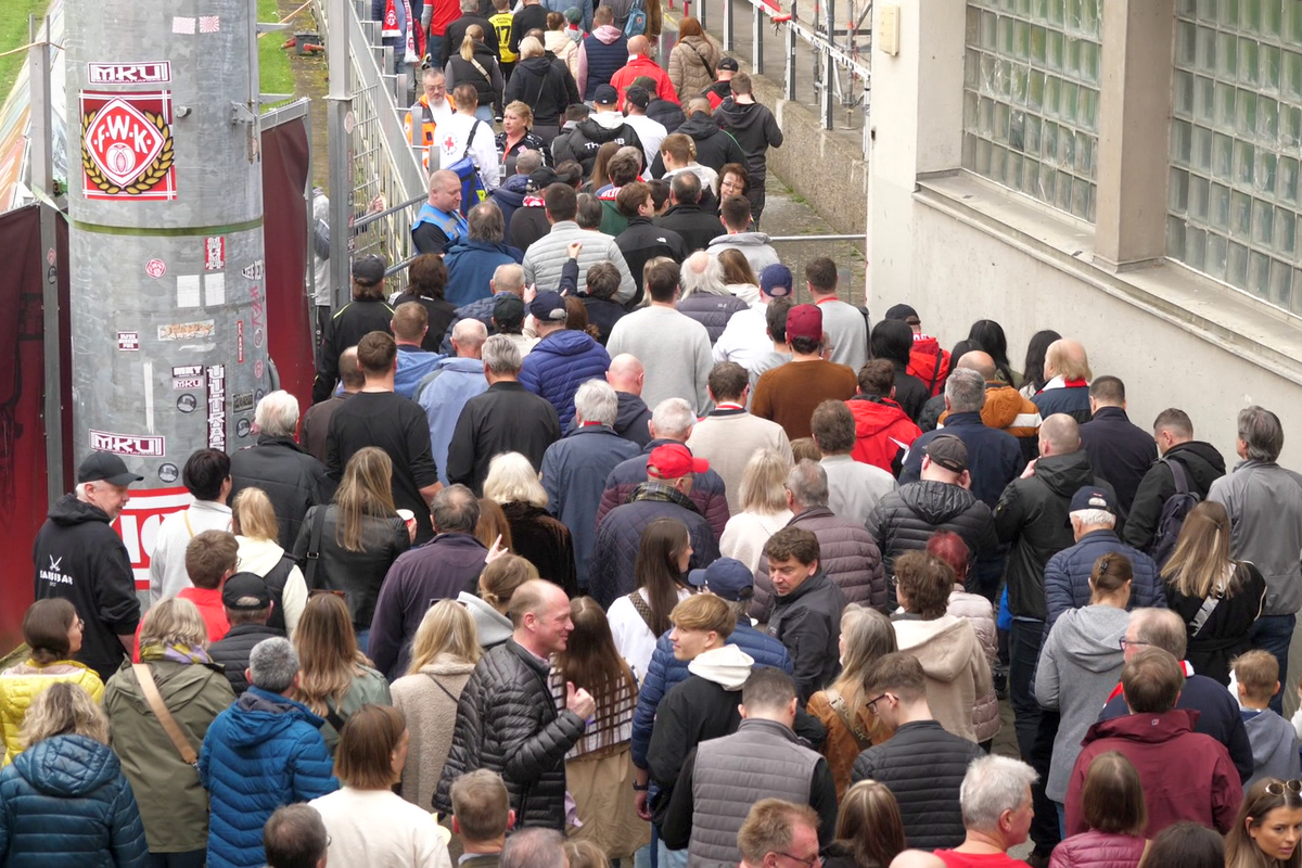 Ce a văzut echipa GSP la un meci de Liga 4 din Germania: mai mulți spectatori ca-n Superliga, cozi imense la bere și cârnați, ultrași înfierbântați!