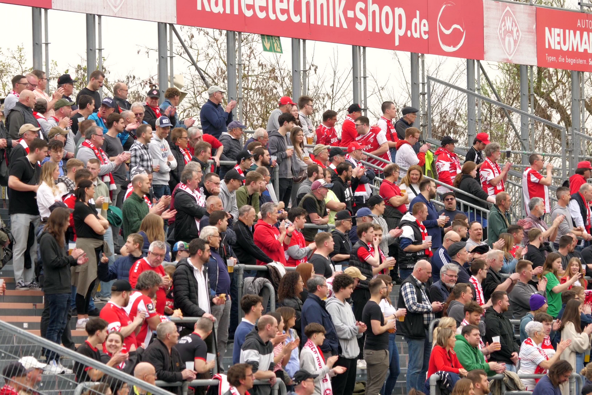 Ce a văzut echipa GSP la un meci de Liga 4 din Germania: mai mulți spectatori ca-n Superliga, cozi imense la bere și cârnați, ultrași înfierbântați!