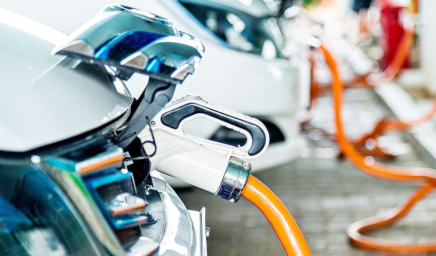 Mașini electrice la încărcare, sursa foto: Guliver/gettyimages Mașinile hibride plug-in poluează aproape la fel de mult ca acelea pe benzină! Raportul Guardian zguduie piața auto