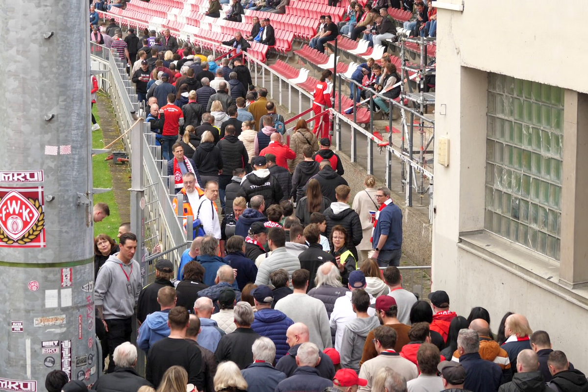 Ce a văzut echipa GSP la un meci de Liga 4 din Germania: mai mulți spectatori ca-n Superliga, cozi imense la bere și cârnați, ultrași înfierbântați!