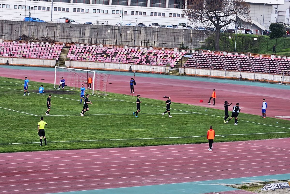 Celălalt Dinamo » În Ștefan cel Mare încă se joacă: Bratu, show pe margine în „derby”, gloriile au venit la meci + Imagini dezolante cu stadionul. 9 detalii