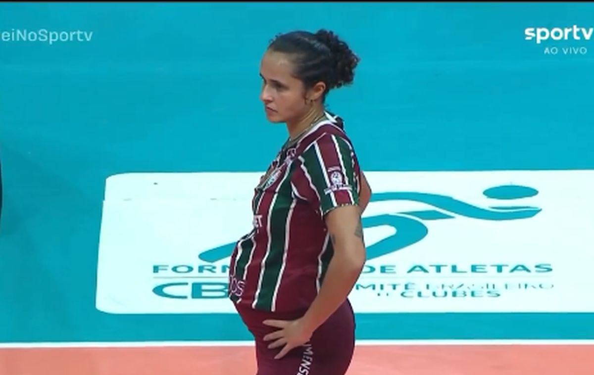 Așa ceva nu prea vezi: voleibalista a jucat un meci în luna a cincea de sarcină!