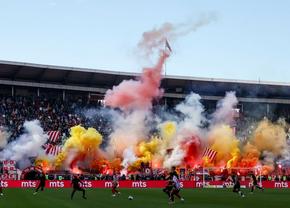 Sărbătoare nebună la granița României » Jucătorii au sărbătorit cu torțe victoria din derby