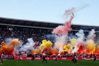 Sărbătoare nebună la granița României » Jucătorii au sărbătorit cu torțe victoria din derby