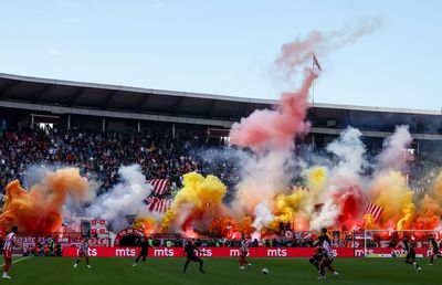 Sărbătoare nebună la granița României » Jucătorii au sărbătorit cu torțe victoria din derby