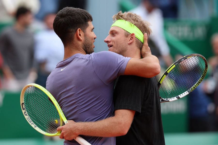 Carlos Alcaraz și Alejandro Davidovich Fokina se îmbrățișează după semifinala de la Monte Carlo Foto: Guliver/GettyImages Carlos Alcaraz, calificare spectaculoasă în prima sa finală la Monte Carlo și prima de categorie Masters 1000 în 13 luni!