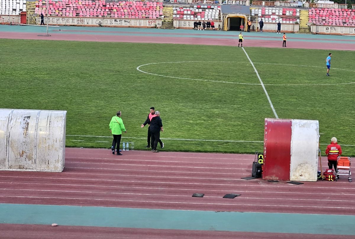 Celălalt Dinamo » În Ștefan cel Mare încă se joacă: Bratu, show pe margine în „derby”, gloriile au venit la meci + Imagini dezolante cu stadionul. 9 detalii