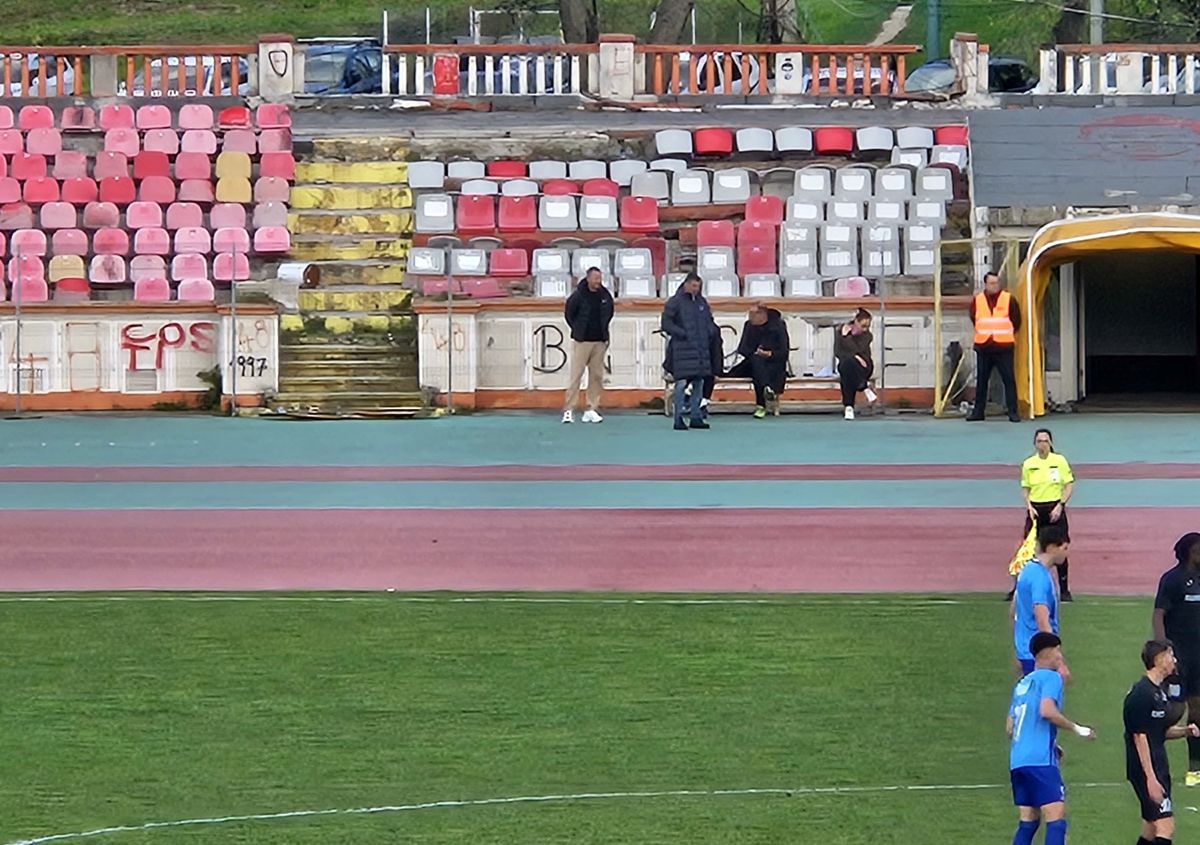 Celălalt Dinamo » În Ștefan cel Mare încă se joacă: Bratu, show pe margine în „derby”, gloriile au venit la meci + Imagini dezolante cu stadionul. 9 detalii