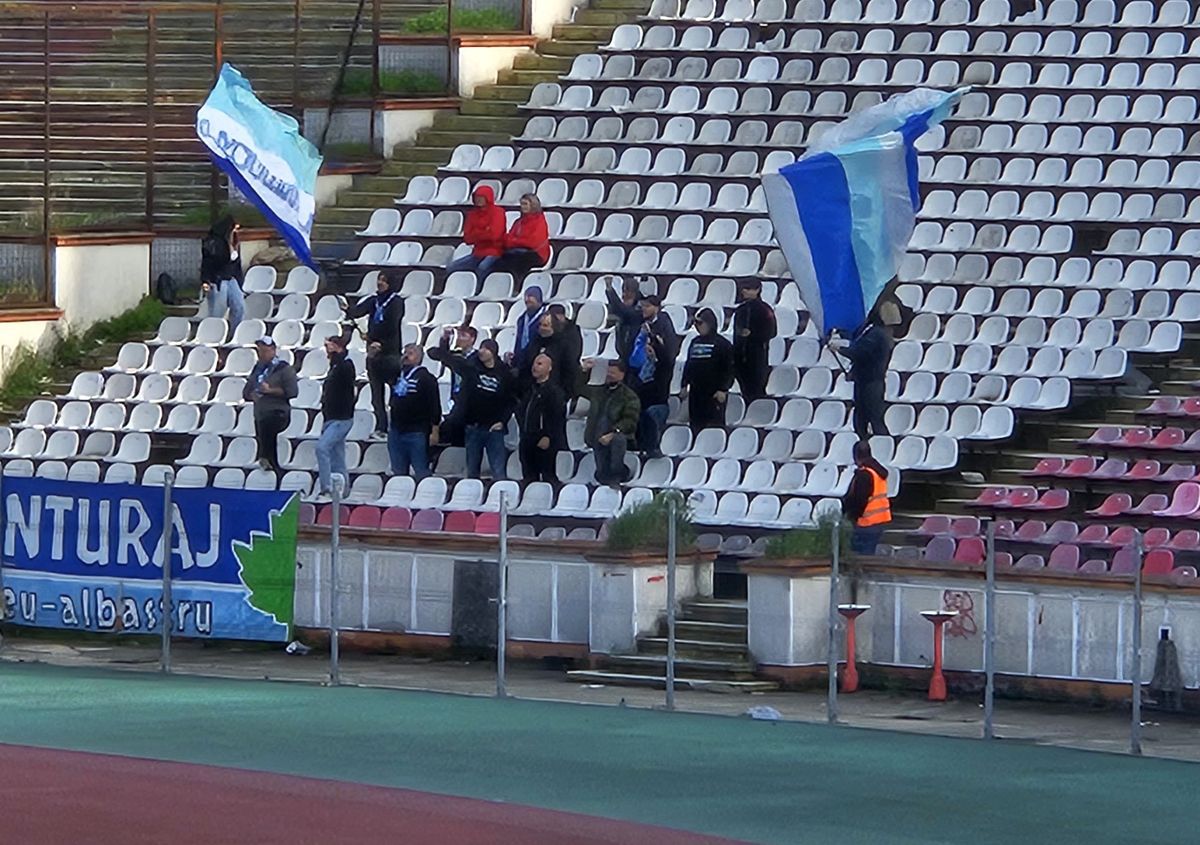 Celălalt Dinamo » În Ștefan cel Mare încă se joacă: Bratu, show pe margine în „derby”, gloriile au venit la meci + Imagini dezolante cu stadionul. 9 detalii