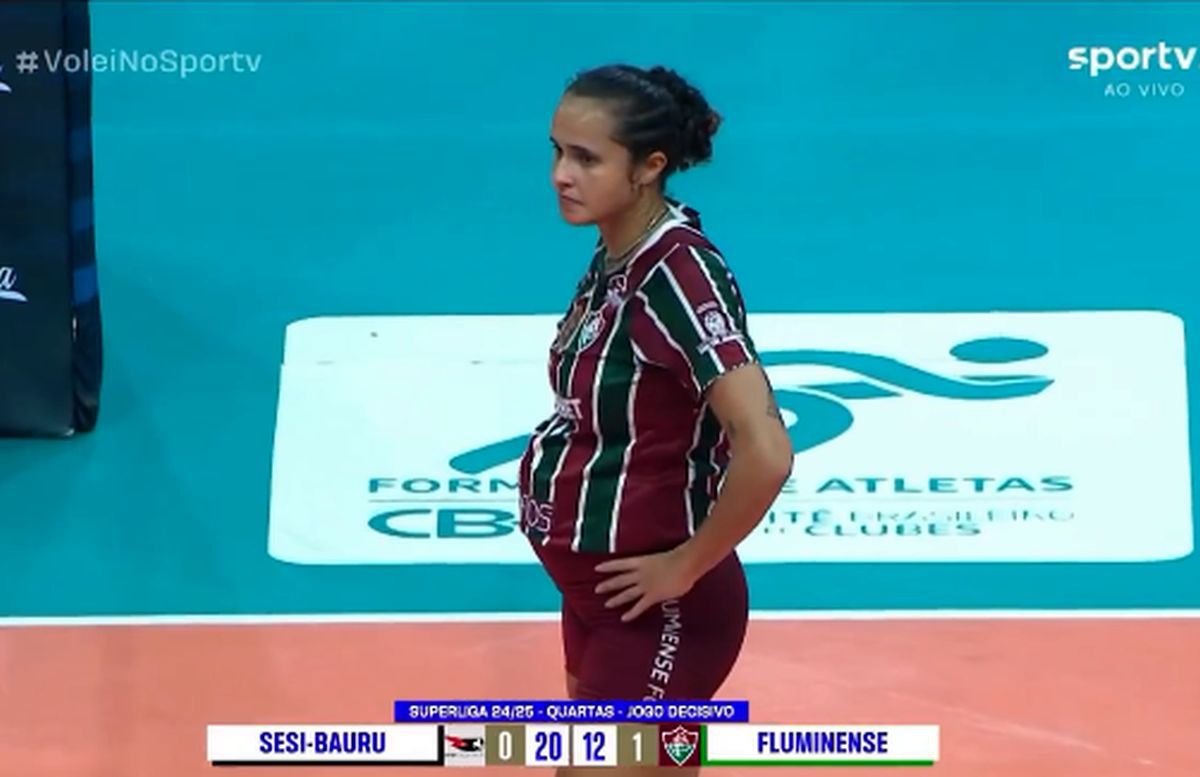 Așa ceva nu prea vezi: voleibalista a jucat un meci în luna a cincea de sarcină!