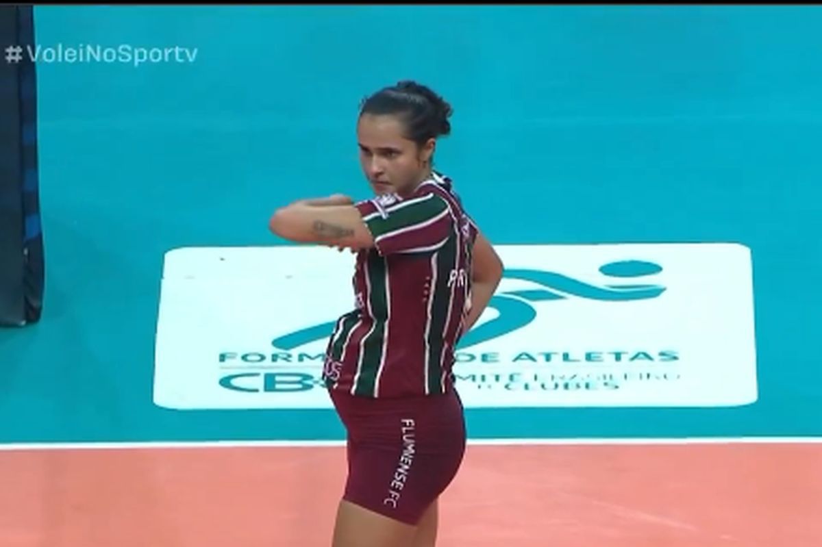 Așa ceva nu prea vezi: voleibalista a jucat un meci în luna a cincea de sarcină!