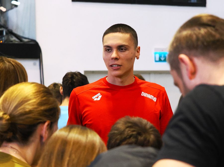 David Popovici a stat zeci de minute pentru a semna autografe și a face poze după ce s-a retras din finala de la 100 m liber FOTO Roxana Fleșeru Camelia Potec a tras concluziile după Campionatele Naționale » David Popovici și Denis Popescu sunt cei doi înotători care vor merge la Singapore