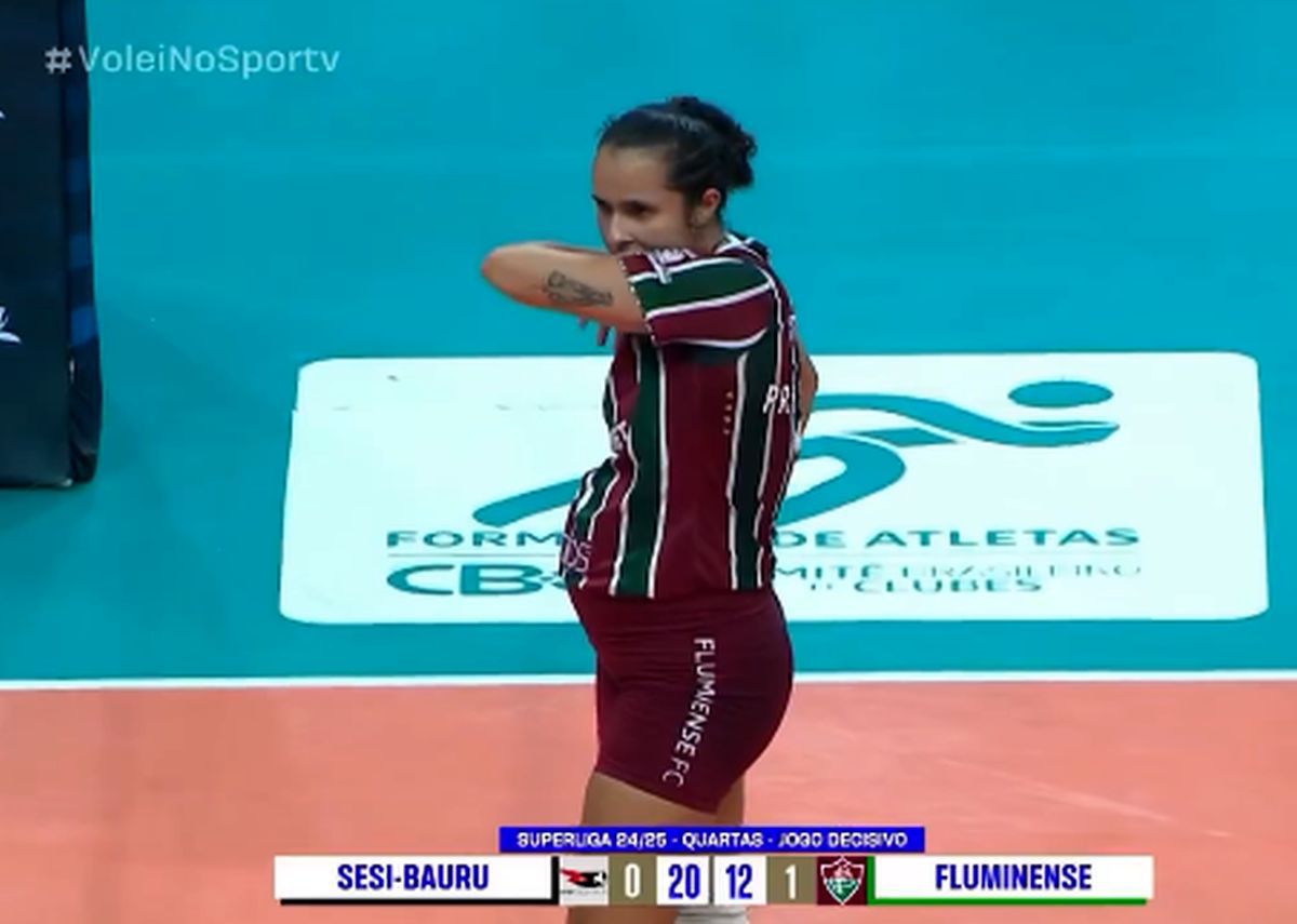 Așa ceva nu prea vezi: voleibalista a jucat un meci în luna a cincea de sarcină!