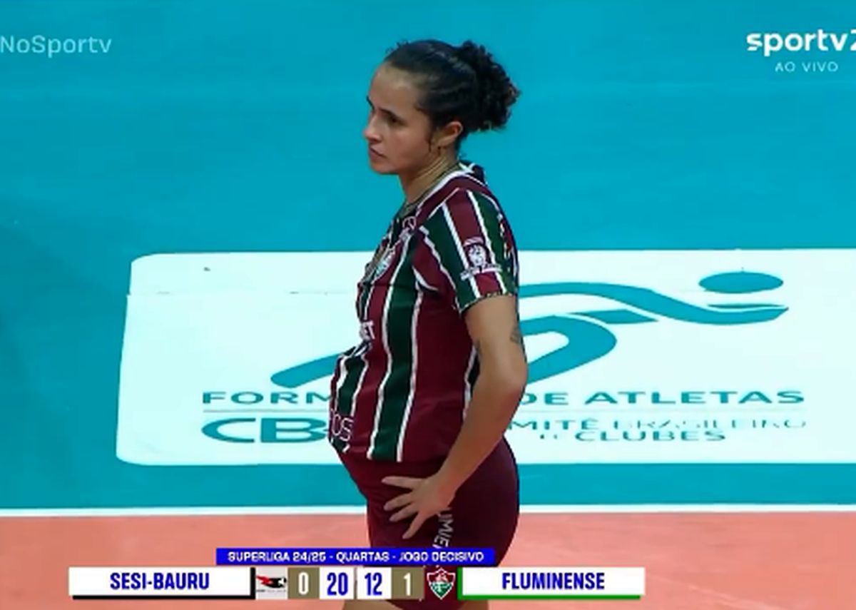 Așa ceva nu prea vezi: voleibalista a jucat un meci în luna a cincea de sarcină!