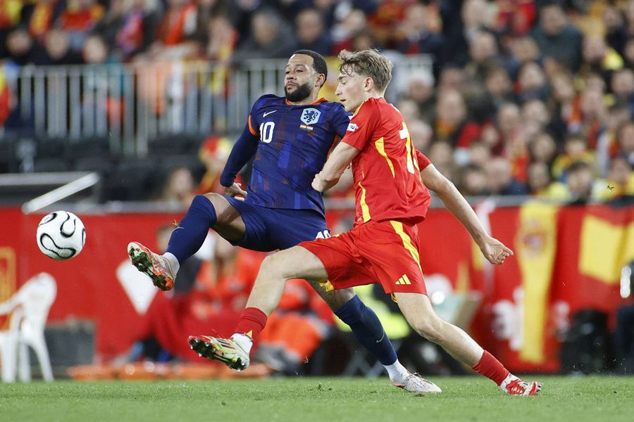 Dean Huijsen, în duel cu Memphis Depay, în play-off-ul Nations League / Foto: Imago Real Madrid va scăpa de 3 jucători în vară » Posturile deficitare pentru care se caută întăriri