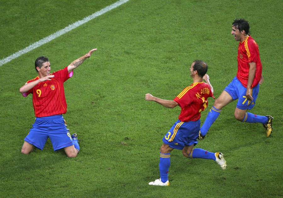 Fernando Torres (stânga), sărbătorind o reușită alături de Raul (dreapta) și Mariano Pernia (centru), în Spania - Tunisia 3-1 „Ca portar, mi-am rupt dinții. Mama m-a trecut în atac” » Vârful îndrăgostit de Atletico Madrid a răvășit Premier League, a fost făcut „trădător”, „flop” și erou al marilor finale