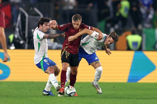 Sandro Tonali (stânga) și Nicolo Fagioli, coechipieri la naționala Italiei în teren la meciul cu Belgia din toamnă (2-2) din Nations League, dar și colegi de rețea de pariuri / Foto: Imago