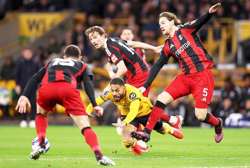 Matheus Cunha, în galben, în duel cu 3 adversari // foto: Guliver/gettyimages