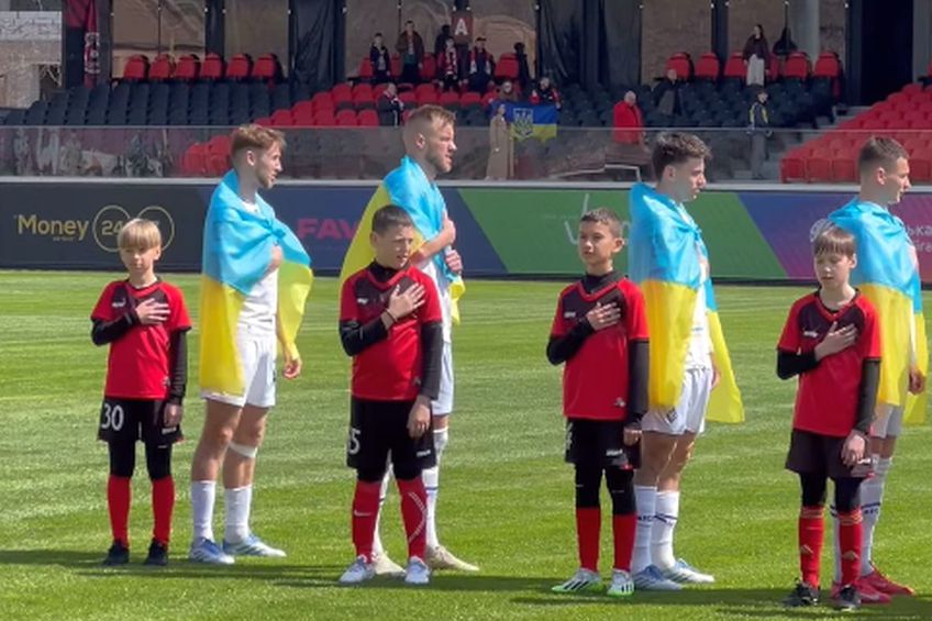 Fotbaliștii au intrat pe gazon înfășurați cu steagurile Ucrainei