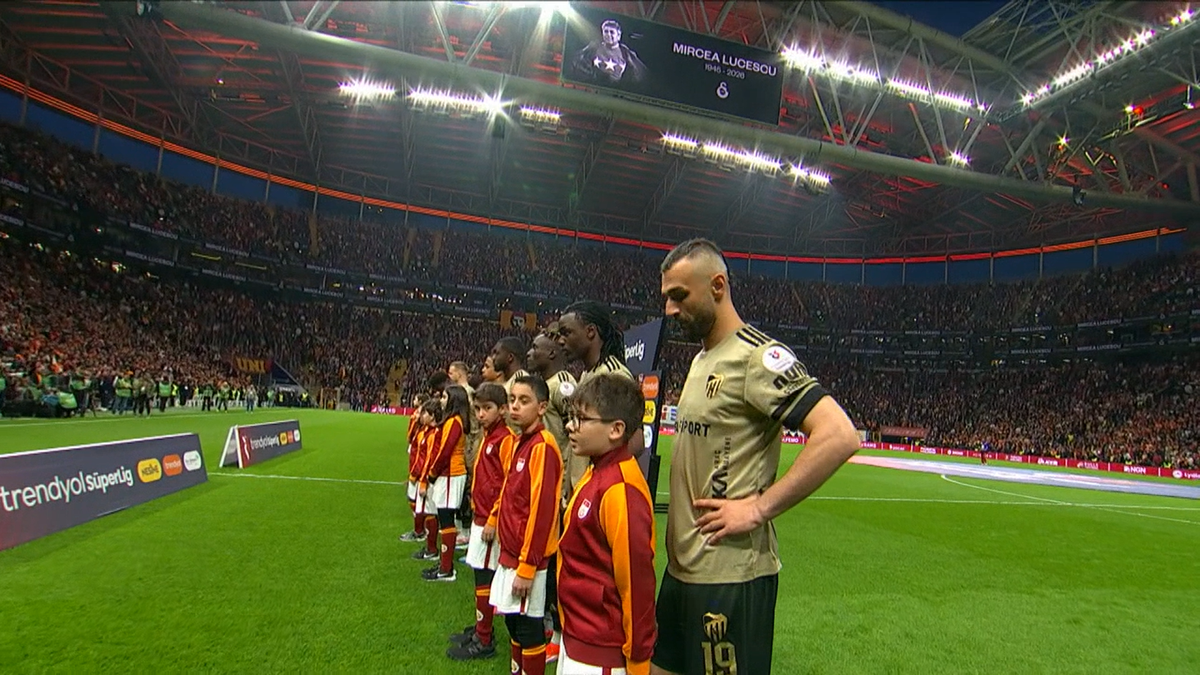 Mircea Lucescu, omagiat la Galatasaray - Kocaelispor