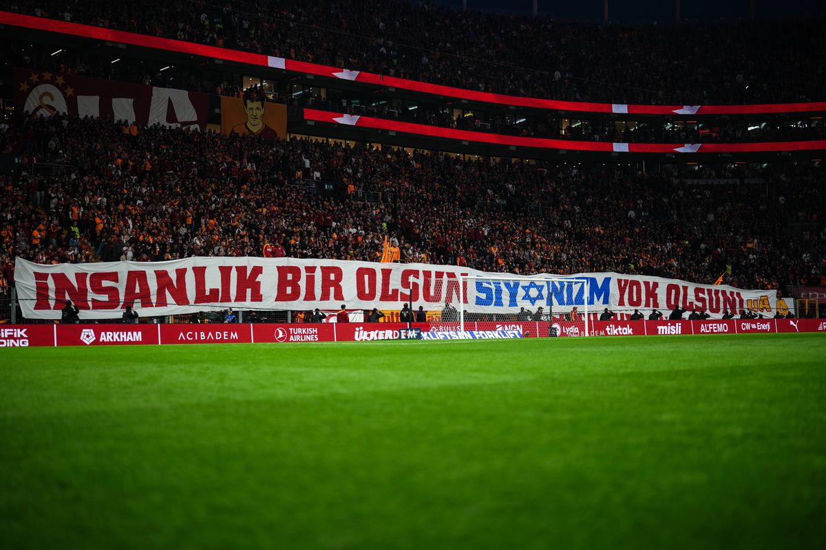 Mircea Lucescu, omagiat la Galatasaray - Kocaelispor