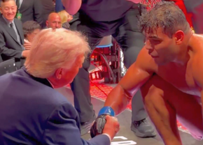 În timpul negocierilor Iran - SUA, Donald Trump a fost prezent la o gală UFC: „Omule, ești prea arătos!”