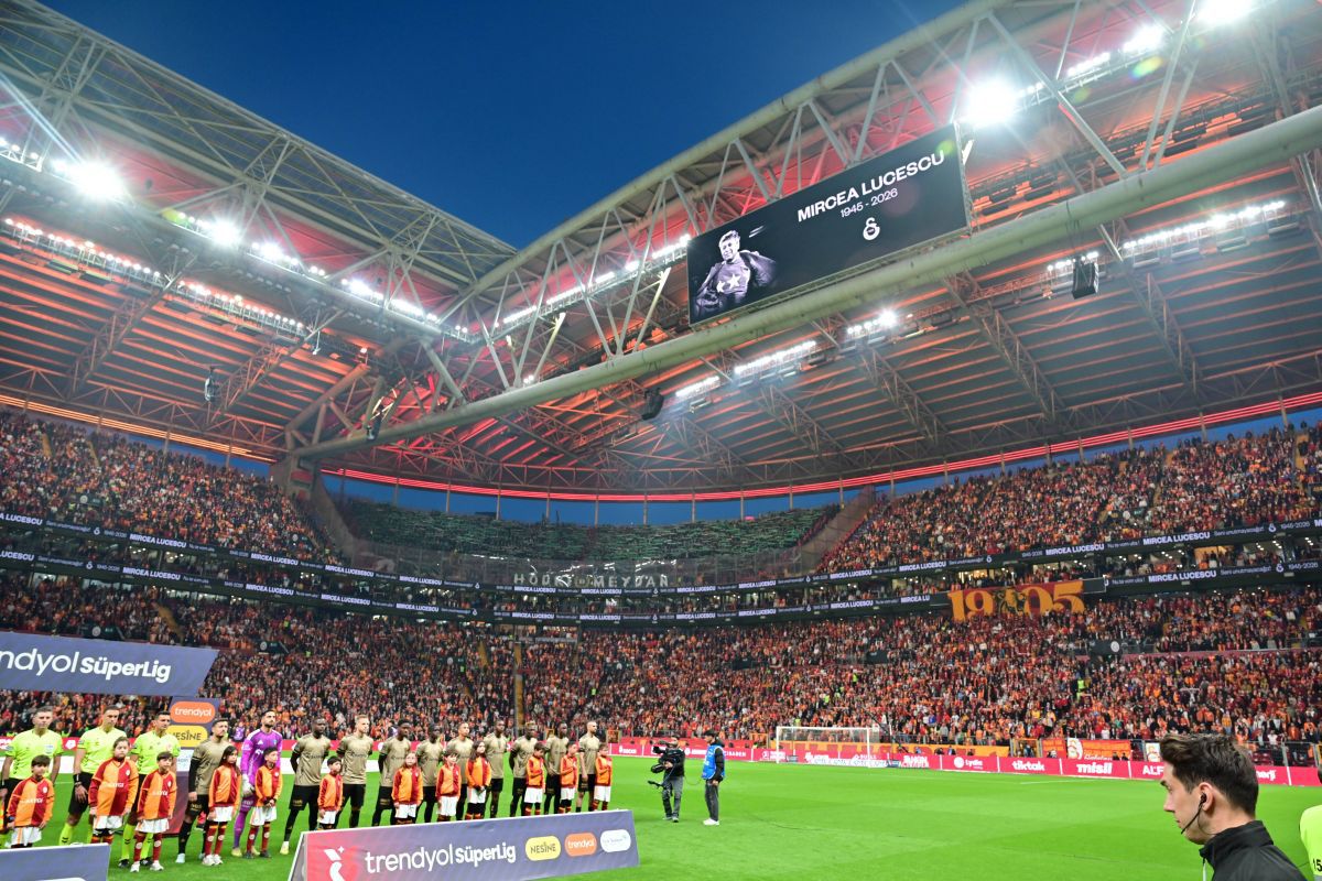 Ce diferență! Cum a arătat la Galatasaray momentul de reculegere în memoria lui Mircea Lucescu
