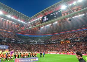 Ce diferență! Cum a arătat la Galatasaray momentul de reculegere în memoria lui Mircea Lucescu