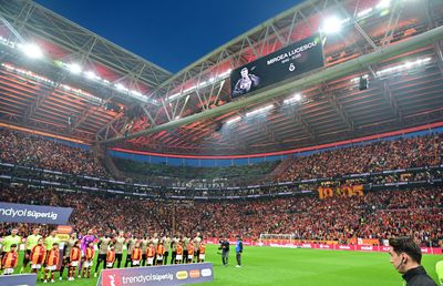 Ce diferență! Cum a arătat la Galatasaray momentul de reculegere în memoria lui Mircea Lucescu