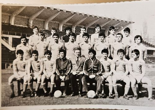 Echipa Corvinului din anii ”80: antrenor Mircea Lucescu, cu Rednic, Andone și Klein, printre alții, printre protagoniști