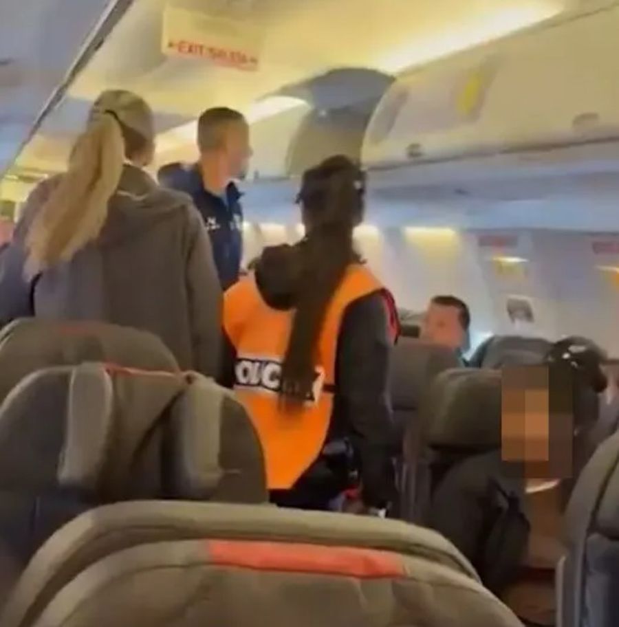 Un fotbalist a strigat în avion: „Bombă, sărim în aer!” » Reacția pasagerilor și cum s-a terminat totul