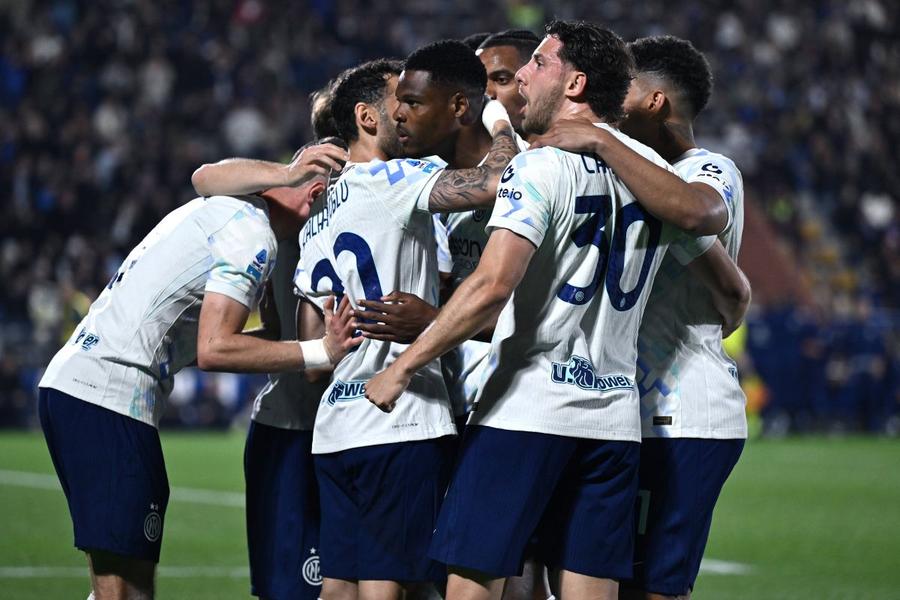 Bucuria jucătorilor lui Inter pe terenul lui Como / Foto: Imago Images Răsturnare formidabilă, cât un titlu, în Como - Inter! La 0-2, echipa lui Chivu a început să înscrie la fiecare șut pe poartă