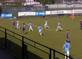 Fază rar întâlnită în fotbal » Și-a înfuriat adversarii, apoi a decis să-și dea intenționat autogol