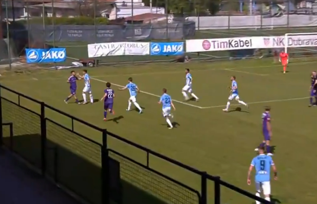 Fază rar întâlnită în fotbal » Și-a înfuriat adversarii, apoi a decis să-și dea intenționat autogol